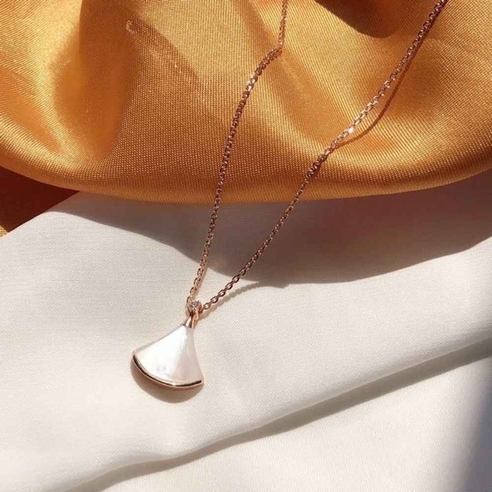 Bvlgari white fan necklace
